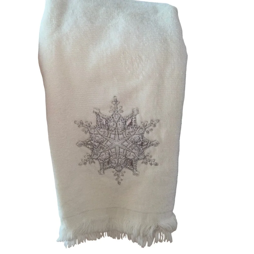 Vtg White Cotton Snowflake Hand Towels Set‎ of 2 Silver Embroidered Holiday 90s